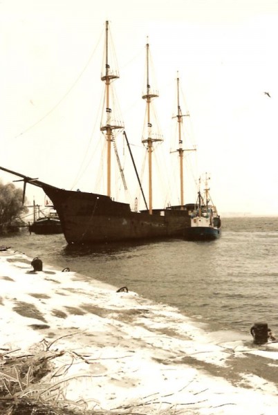 De Driemaster in maart 1987. Deze foto is gemaakt na een ijzelstorm. Het schip was toen losgeslagen. Foto: Jan van der Veen