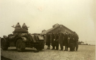  De bevrijders trekken Zoutkamp binnen.