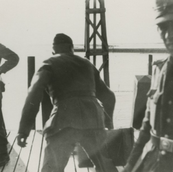Arrestatie van o.a. groep SD-ers die naar Schiermonnikoog waren gevlucht, 1945. Foto uit de collectie van groningerarchieven.nl