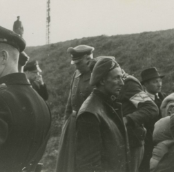 Arrestatie van o.a. groep SD-ers die naar Schiermonnikoog waren gevlucht, 1945. Foto uit de collectie van groningerarchieven.nl