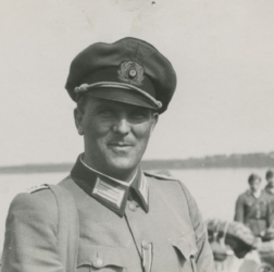 De Inselkommandant van Schiermonnikoog, Wittko; toen de SD van het eiland was weggevoerd haastte hij zich het hakenkruisembleem van zijn pet te verwijderen, 1945. Foto uit de collectie van groningerarchieven.nl