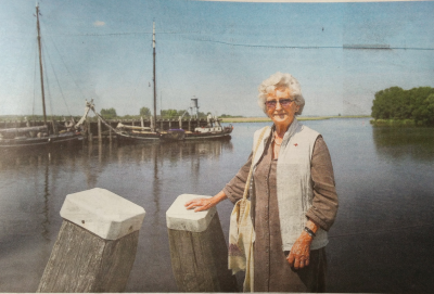 Cilla James ziet voor het eerst de plek waar haar man in 1954 neerstortte. Foto Geert Job Sevink, Dagblad van het Noorden.